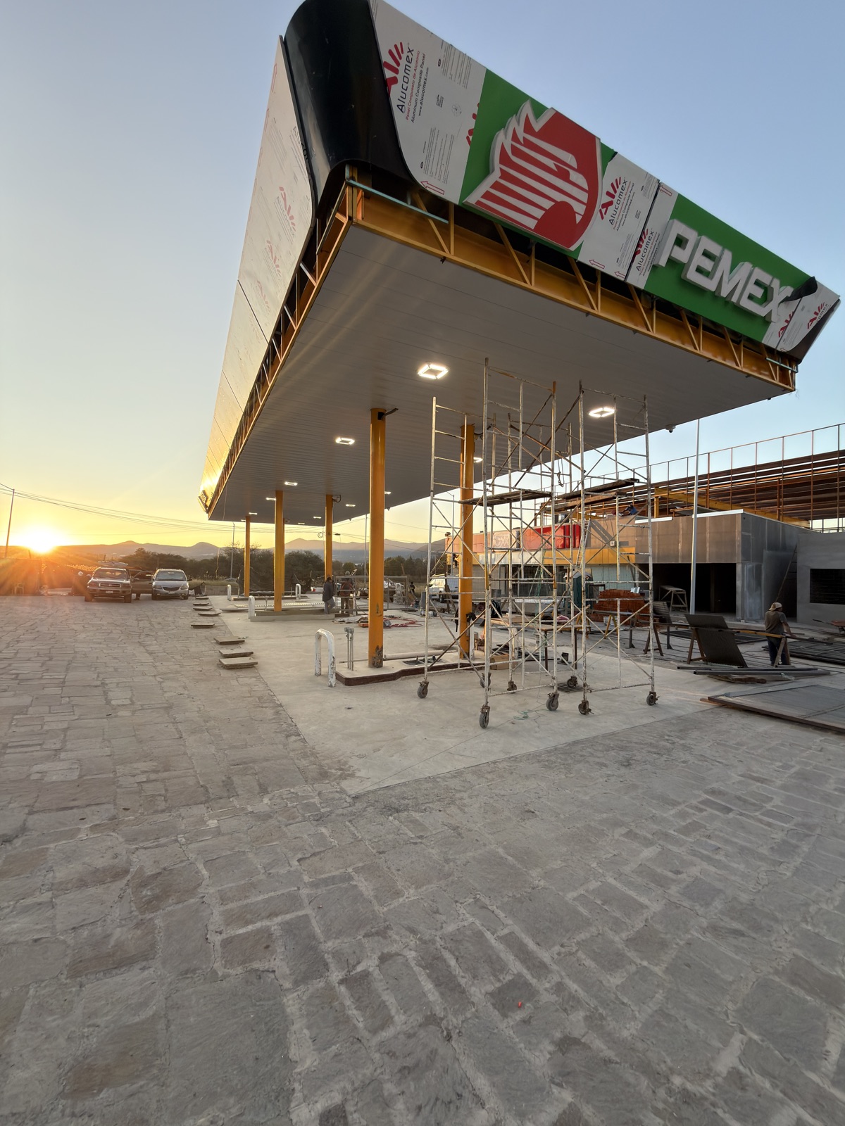 Gasolinera Pemex en construcción al atardecer