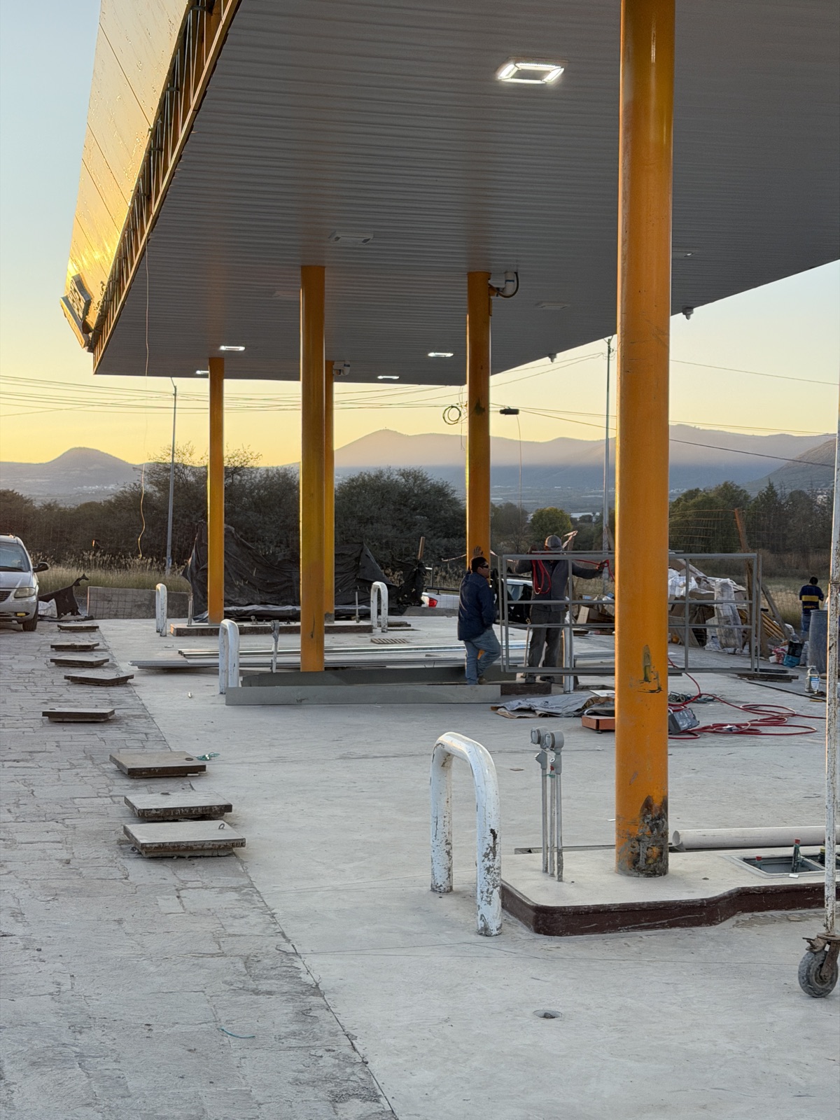 Montaje de columnas de dosel en obra