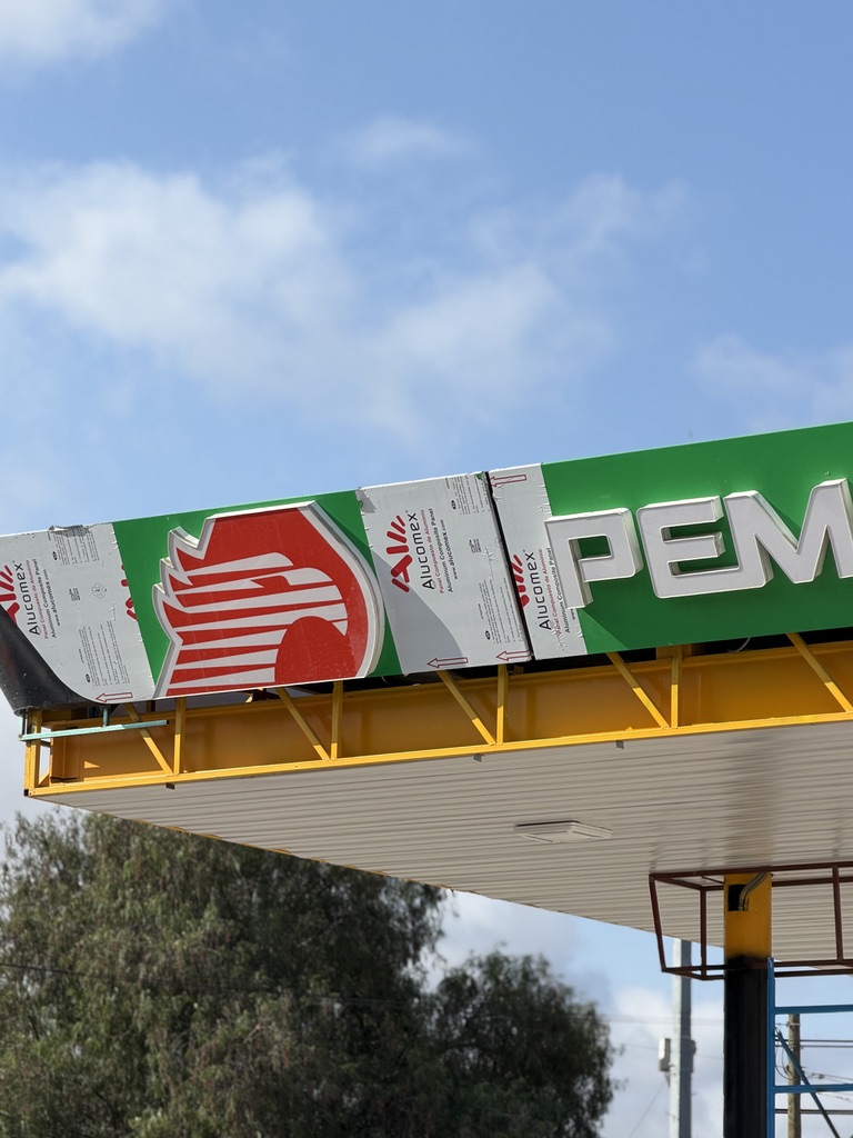 Instalación de dosel y señalización Pemex