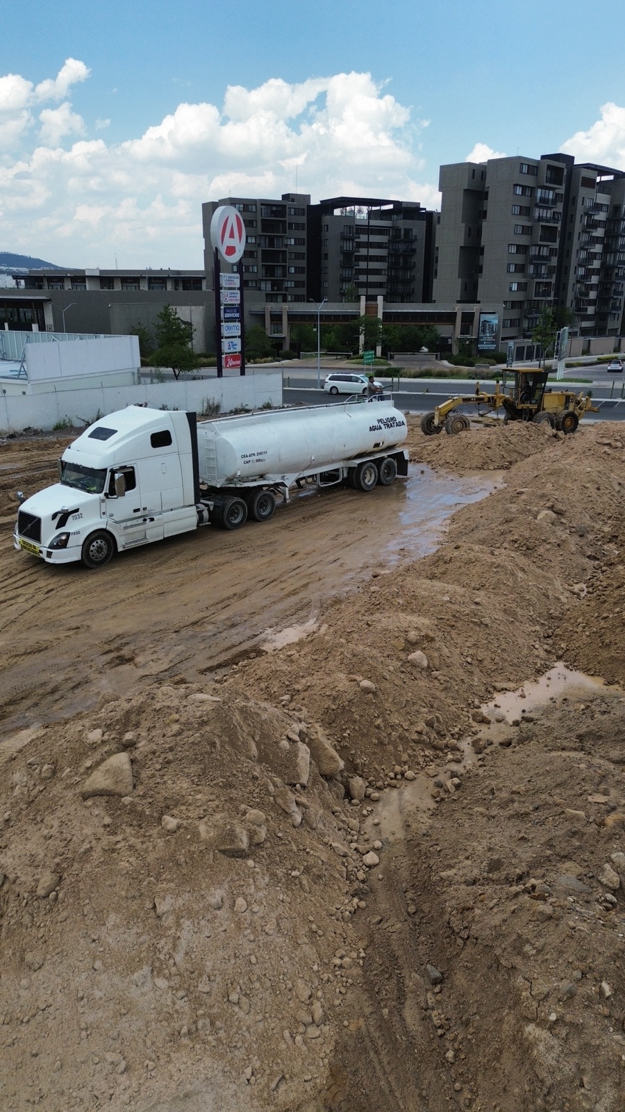 Vista aérea de pipa de agua en plataforma urbana