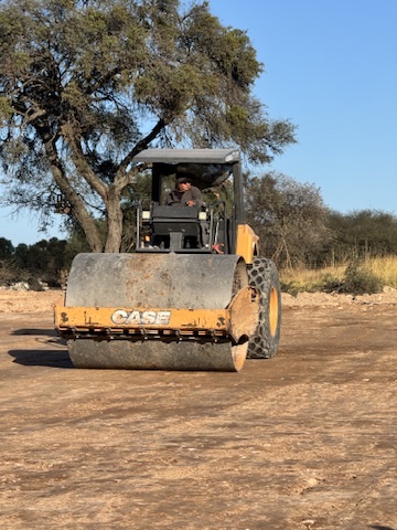 Rodillo vibratorio CASE compactando